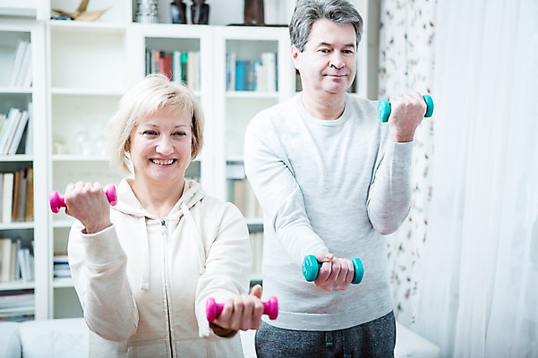 포토 JPG 백인 부부 응시 여자 남자 중년 50대 거실 가족 실내 건강 서기 웃음 들기 상반신 두명 앞모습 운동 건강관리 노부부 아령 의료성형뷰티 부부라이프 중년만 국내포토 서양인 라이프스타일 커플 시선 뷰포인트 관계 모션 표정 관리 사람 성인 내부 성인만 파일형식