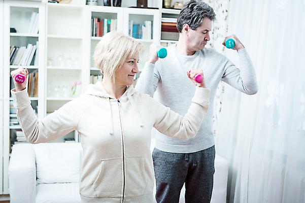 포토 JPG 백인 부부 응시 여자 남자 중년 50대 거실 가족 실내 건강 서기 웃음 들기 상반신 두명 앞모습 운동 건강관리 노부부 아령 의료성형뷰티 부부라이프 중년만 국내포토 서양인 라이프스타일 커플 시선 뷰포인트 관계 모션 표정 관리 사람 성인 내부 성인만 파일형식