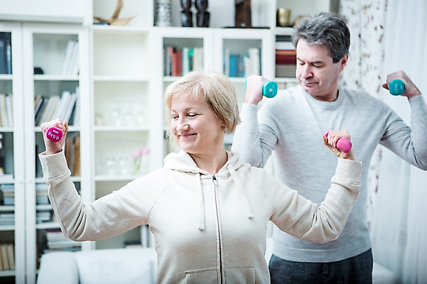 포토 JPG 백인 부부 응시 여자 남자 중년 50대 거실 가족 실내 건강 서기 웃음 들기 상반신 두명 앞모습 운동 건강관리 노부부 아령 의료성형뷰티 부부라이프 중년만 국내포토 서양인 라이프스타일 커플 시선 뷰포인트 관계 모션 표정 관리 사람 성인 내부 성인만 파일형식