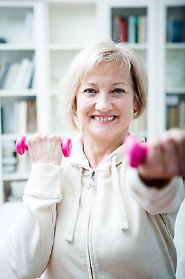 포토 JPG 백인 여자 중년 50대 거실 실내 건강 한명 서기 웃음 들기 상반신 앞모습 운동 건강관리 아령 손내밀기 의료성형뷰티 중년여자한명만 국내포토 서양인 1 뷰포인트 모션 표정 관리 사람 손짓 성인 내부 여자한명만 중년여자만 파일형식
