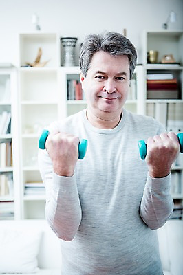 포토 JPG 백인 남자 중년 50대 거실 실내 건강 한명 서기 웃음 들기 상반신 앞모습 운동 건강관리 아령 의료성형뷰티 중년남자한명만 국내포토 서양인 1 뷰포인트 모션 표정 관리 사람 성인 내부 남자한명만 중년남자만 파일형식