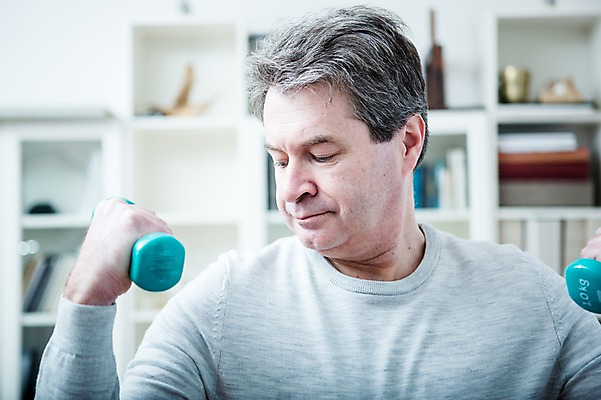 포토 JPG 백인 응시 남자 중년 50대 거실 실내 건강 한명 서기 들기 상반신 앞모습 운동 건강관리 아령 의료성형뷰티 중년남자한명만 국내포토 서양인 1 시선 뷰포인트 모션 관리 사람 성인 내부 남자한명만 중년남자만 파일형식