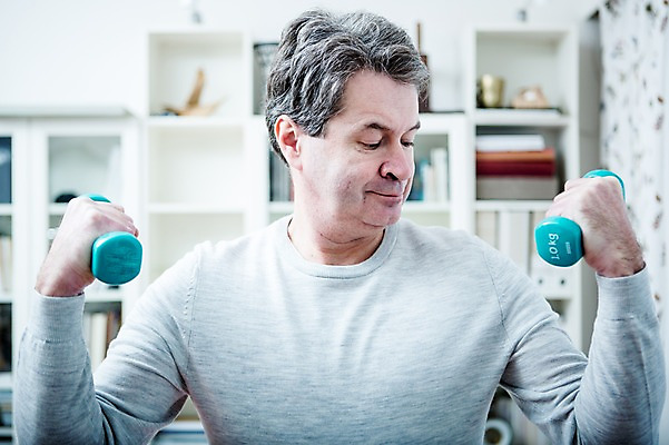 포토 JPG 백인 응시 남자 중년 50대 거실 실내 건강 한명 서기 웃음 들기 상반신 앞모습 아웃포커스 운동 건강관리 아령 의료성형뷰티 중년남자한명만 국내포토 서양인 1 시선 뷰포인트 모션 촬영기법 표정 관리 사람 성인 내부 남자한명만 중년남자만 파일형식