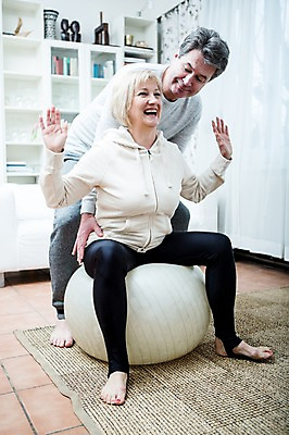 포토 JPG 전신 백인 부부 응시 여자 남자 중년 50대 거실 가족 실내 건강 웃음 앉기 두명 앞모습 아웃포커스 운동 건강관리 노부부 짐볼 균형 의료성형뷰티 부부라이프 중년만 국내포토 서양인 라이프스타일 커플 시선 뷰포인트 관계 모션 촬영기법 표정 관리 사람 성인 내부 성인만 파일형식