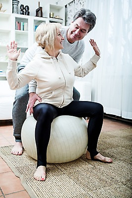 포토 JPG 전신 백인 부부 응시 여자 남자 중년 50대 거실 가족 실내 건강 웃음 앉기 두명 앞모습 아웃포커스 운동 마주보기 건강관리 노부부 짐볼 균형 의료성형뷰티 부부라이프 중년만 국내포토 서양인 라이프스타일 커플 시선 뷰포인트 관계 모션 촬영기법 표정 관리 사람 성인 내부 성인만 파일형식 외국인 생활 인종