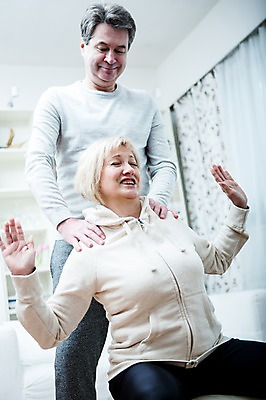 포토 JPG 전신 백인 부부 응시 여자 남자 중년 50대 거실 가족 실내 건강 웃음 앉기 두명 앞모습 아웃포커스 운동 건강관리 눈감음 노부부 짐볼 균형 의료성형뷰티 부부라이프 중년만 국내포토 서양인 라이프스타일 커플 시선 뷰포인트 관계 모션 촬영기법 표정 관리 사람 성인 내부 성인만 파일형식 외국인 생활 인종