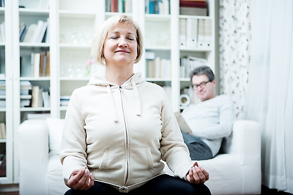 포토 JPG 백인 부부 응시 여자 남자 중년 50대 거실 가족 실내 건강 들기 앉기 상반신 두명 앞모습 옆모습 아웃포커스 소파 독서 운동 건강관리 노부부 명상 의료성형뷰티 부부라이프 중년만 국내포토 서양인 라이프스타일 커플 시선 뷰포인트 의자 관계 모션 촬영기법 관리 사람 성인 내부 성인만 파일형식