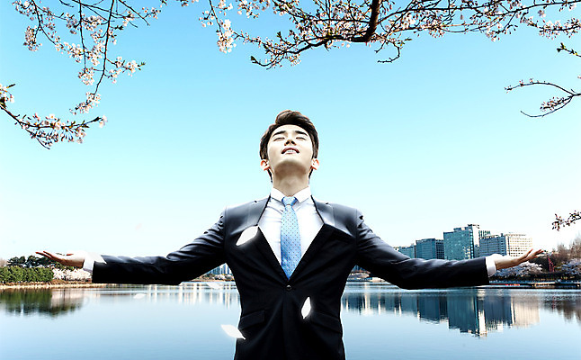 PSD 편집이미지 남자 비즈니스 성공 팔벌리기 한명 상반신 20대 성인 앞모습 강 봄 한국인 벚꽃 도시 비즈니스맨 성인남자한명만 이미지편집 1 계절 꽃 뷰포인트 컨셉 모션 사람 동양인 청년 직장인 남자한명만 성인남자만 파일형식