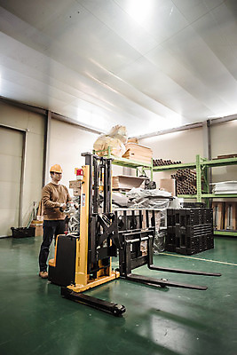 포토 JPG 전신 응시 남자 공장 실내 한명 서기 성인 옆모습 한국인 중장비 안전모 창고 산업현장 지게차 적재 안전화 성인남자한명만 국내포토 1 시선 산업 뷰포인트 신발 공업 모션 사람 동양인 내부 산업장비 헬멧 안전장비 남자한명만 성인남자만 파일형식