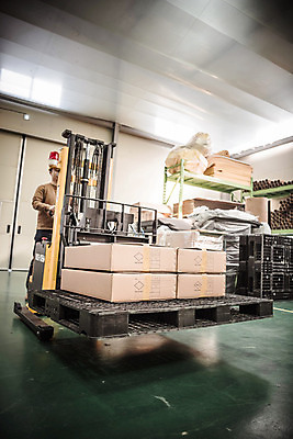 포토 JPG 전신 응시 남자 공장 한명 서기 성인 앞모습 상자 한국인 중장비 안전모 창고 산업현장 자재 지게차 적재 안전화 성인남자한명만 국내포토 1 시선 산업 뷰포인트 신발 공업 모션 사람 동양인 산업장비 헬멧 안전장비 남자한명만 성인남자만 파일형식