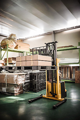포토 JPG 공장 실내 사람없음 상자 중장비 창고 산업현장 자재 지게차 적재 재고 국내포토 산업 공업 내부 산업장비 상품 파일형식
