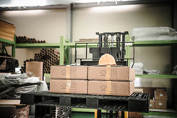 포토 JPG 공장 사람없음 중장비 안전모 창고 산업현장 자재 지게차 적재 재고 국내포토 산업 공업 산업장비 상품 헬멧 안전장비 파일형식