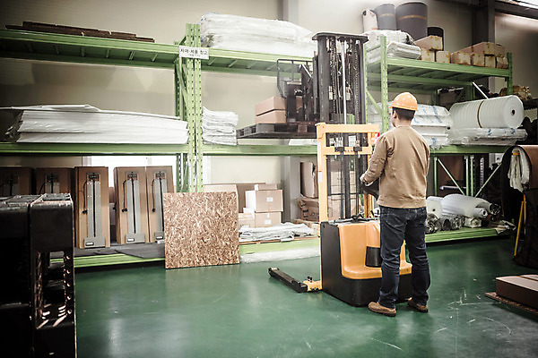 포토 JPG 전신 남자 공장 한명 성인 뒷모습 상자 한국인 중장비 안전모 창고 산업현장 자재 지게차 적재 안전화 성인남자한명만 국내포토 1 산업 뷰포인트 신발 공업 사람 동양인 산업장비 헬멧 안전장비 남자한명만 성인남자만 파일형식