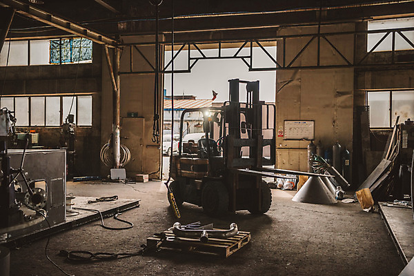 포토 JPG 실루엣 산업 교통수단 공장 실내 사람없음 중장비 산업현장 엔진 지게차 제조업 국내포토 교통 공업 촬영기법 내부 산업장비 파일형식