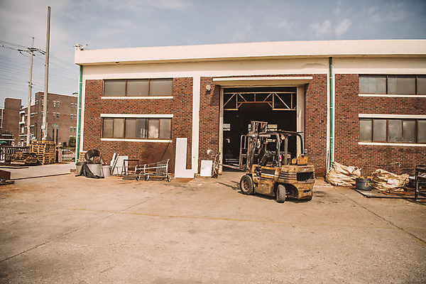 포토 JPG 산업 교통수단 공장 하늘 벽돌 사람없음 야외 건물 중장비 산업현장 엔진 산업단지 지게차 제조업 공단 국내포토 건축물 교통 공업 산업장비 파일형식