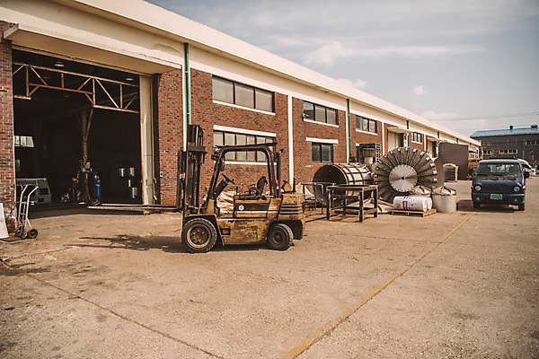 포토 JPG 산업 공장 하늘 벽돌 사람없음 야외 건물 트럭 중장비 산업현장 엔진 산업단지 지게차 제조업 공단 국내포토 건축물 공업 자동차 산업장비 파일형식