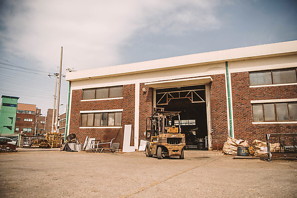 포토 JPG 산업 공장 하늘 벽돌 사람없음 야외 건물 중장비 산업현장 엔진 산업단지 지게차 제조업 공단 국내포토 건축물 공업 산업장비 파일형식