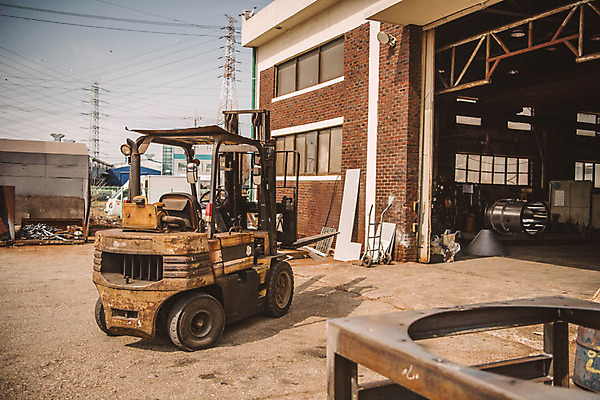 포토 JPG 산업 공장 하늘 벽돌 사람없음 야외 건물 중장비 산업현장 엔진 산업단지 지게차 제조업 공단 국내포토 건축물 공업 산업장비 파일형식
