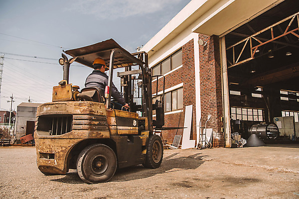 포토 JPG 남자 산업 공장 하늘 벽돌 작업복 한명 상반신 성인 야외 뒷모습 한국인 중장비 안전모 직원 산업현장 엔진 산업단지 지게차 제조업 성인남자한명만 국내포토 1 옷 뷰포인트 공업 사람 동양인 산업장비 헬멧 안전장비 남자한명만 성인남자만 파일형식
