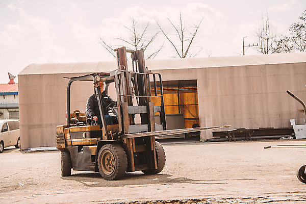 포토 JPG 남자 산업 공장 하늘 벽돌 작업복 한명 상반신 성인 야외 옆모습 한국인 중장비 안전모 직원 산업현장 엔진 산업단지 지게차 제조업 성인남자한명만 국내포토 1 옷 뷰포인트 공업 사람 동양인 산업장비 헬멧 안전장비 남자한명만 성인남자만 파일형식