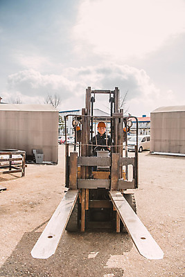 포토 JPG 남자 산업 공장 하늘 벽돌 작업복 한명 상반신 성인 야외 앞모습 한국인 중장비 안전모 직원 산업현장 엔진 산업단지 지게차 제조업 성인남자한명만 국내포토 1 옷 뷰포인트 공업 사람 동양인 산업장비 헬멧 안전장비 남자한명만 성인남자만 파일형식