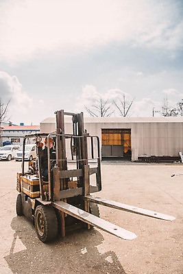 포토 JPG 남자 산업 공장 하늘 벽돌 작업복 한명 상반신 성인 야외 옆모습 한국인 중장비 안전모 직원 산업현장 엔진 산업단지 지게차 제조업 성인남자한명만 국내포토 1 옷 뷰포인트 공업 사람 동양인 산업장비 헬멧 안전장비 남자한명만 성인남자만 파일형식