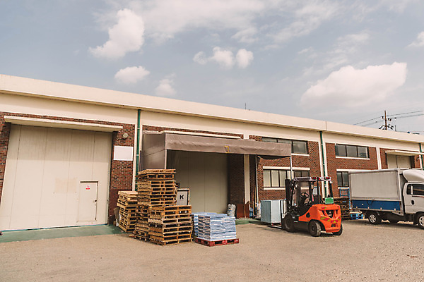 포토 JPG 산업 교통수단 공장 공업 하늘 벽돌 사람없음 야외 건물 트럭 중장비 산업현장 엔진 산업단지 지게차 제조업 국내포토 건축물 교통 자동차 산업장비 파일형식