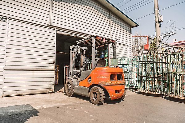 포토 JPG 산업 교통수단 공장 사람없음 야외 건물 중장비 전봇대 산업현장 엔진 지게차 제조업 국내포토 건축물 공공시설 교통 공업 산업장비 파일형식