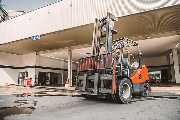 포토 JPG 산업 교통수단 사람없음 야외 중장비 엔진 지게차 제조업 자동차정비 정비소 국내포토 교통 산업장비 수리 파일형식