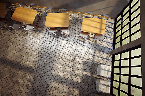 JPG 편집이미지 백그라운드 패턴 의자 창문 재질 탁자 사람없음 목재 그래픽 인테리어 하이앵글 3D 디지털합성 질감 나무바닥 합성 메터리얼디자인 헤링본 편집3D 나무 디자인 뷰포인트 가구 무늬 재료 바닥 파일형식