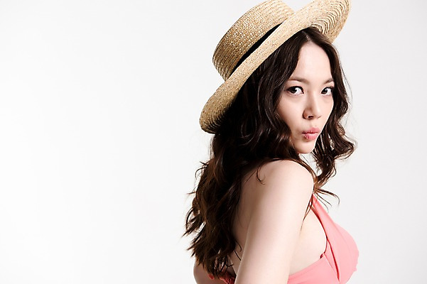 포토 JPG 스튜디오촬영 모자 여자 수영복 실내 한명 서기 상반신 20대 성인 옆모습 여름휴가 바캉스 비키니 한국인 성인여자한명만 국내포토 1 잡화 옷 뷰포인트 모션 휴가 사람 동양인 청년 내부 여자한명만 성인여자만 파일형식 여름_계절