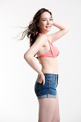 포토 JPG 스튜디오촬영 여자 수영복 허리손 포즈 실내 한명 서기 웃음 손짓 상반신 20대 성인 옆모습 여름휴가 바캉스 비키니 머리 한국인 잡기 핫팬츠 성인여자한명만 국내포토 1 옷 뷰포인트 바지 모션 휴가 표정 사람 동양인 청년 내부 신체부위 여자한명만 성인여자만 파일형식 여름_계절