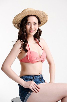 포토 JPG 스튜디오촬영 모자 여자 수영복 포즈 의자 실내 한명 미소 앉기 상반신 20대 성인 옆모습 여름휴가 바캉스 비키니 한국인 핫팬츠 성인여자한명만 국내포토 1 잡화 옷 뷰포인트 가구 바지 모션 휴가 표정 사람 동양인 청년 내부 여자한명만 성인여자만 파일형식 여름_계절