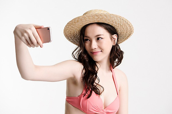 포토 JPG 스튜디오촬영 모자 응시 여자 수영복 실내 한명 서기 미소 들기 상반신 20대 성인 옆모습 여름휴가 바캉스 스마트폰 비키니 한국인 셀프카메라 성인여자한명만 국내포토 1 시선 잡화 옷 뷰포인트 모션 휴가 표정 사람 동양인 청년 내부 핸드폰 스마트기기 사진촬영 여자한명만 성인여자만 파일형식 여름_계절