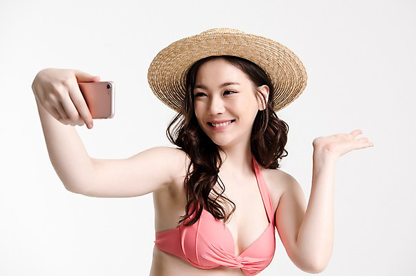 포토 JPG 스튜디오촬영 모자 응시 여자 수영복 실내 한명 서기 웃음 들기 상반신 20대 성인 앞모습 여름휴가 바캉스 스마트폰 비키니 한국인 셀프카메라 성인여자한명만 국내포토 1 시선 잡화 옷 뷰포인트 모션 휴가 표정 사람 동양인 청년 내부 여름 핸드폰 스마트기기 사진촬영 여자한명만 성인여자만 파일형식 계절 인종 전자제품 촬영 여자만 성인만
