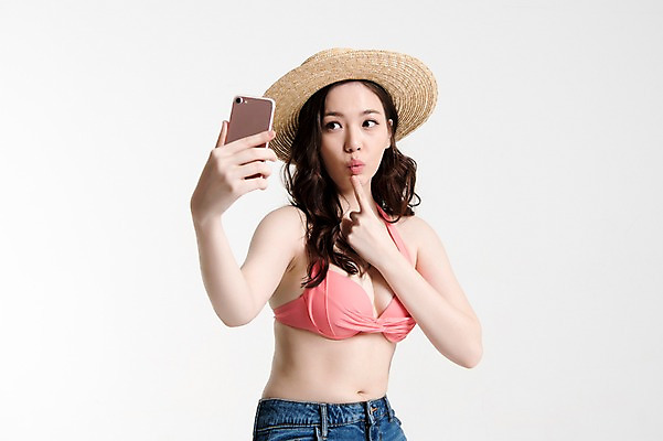 포토 JPG 스튜디오촬영 모자 응시 여자 수영복 실내 한명 서기 들기 손짓 상반신 20대 성인 앞모습 여름휴가 바캉스 스마트폰 비키니 한국인 셀프카메라 성인여자한명만 국내포토 1 시선 잡화 옷 뷰포인트 모션 휴가 사람 동양인 청년 내부 핸드폰 스마트기기 사진촬영 여자한명만 성인여자만 파일형식 여름_계절