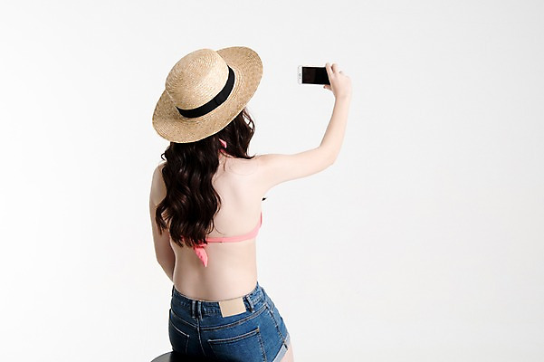 포토 JPG 스튜디오촬영 모자 여자 수영복 실내 한명 들기 앉기 상반신 20대 성인 뒷모습 여름휴가 바캉스 스마트폰 비키니 한국인 셀프카메라 핫팬츠 성인여자한명만 국내포토 1 잡화 옷 뷰포인트 바지 모션 휴가 사람 동양인 청년 내부 핸드폰 스마트기기 사진촬영 여자한명만 성인여자만 파일형식 여름_계절