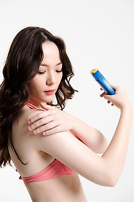 포토 JPG 스튜디오촬영 응시 여자 수영복 포즈 실내 한명 서기 들기 상반신 20대 성인 옆모습 여름휴가 바캉스 비키니 한국인 선크림 바르기 성인여자한명만 국내포토 1 시선 옷 뷰포인트 모션 휴가 사람 동양인 청년 내부 화장품 여자한명만 성인여자만 파일형식 여름_계절