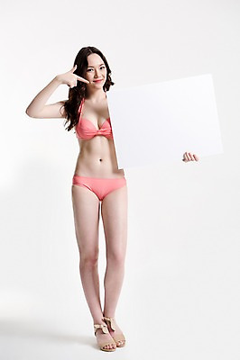 포토 JPG 스튜디오촬영 전신 여자 수영복 포즈 사각프레임 프레임 실내 한명 서기 웃음 들기 20대 성인 앞모습 여름휴가 바캉스 비키니 한국인 가리킴 알림 웨지샌들 성인여자한명만 국내포토 1 옷 뷰포인트 신발 모션 휴가 표정 사람 동양인 손짓 청년 내부 사각형 여자한명만 성인여자만 파일형식 여름_계절