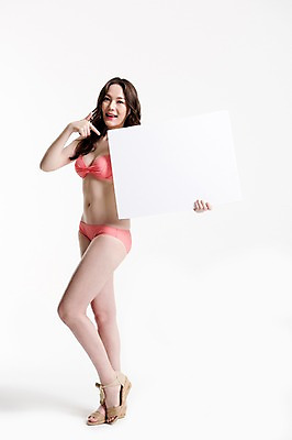 포토 JPG 스튜디오촬영 전신 여자 수영복 포즈 사각프레임 프레임 실내 한명 서기 웃음 들기 손짓 20대 성인 옆모습 여름휴가 바캉스 비키니 한국인 가리킴 알림 웨지샌들 성인여자한명만 국내포토 1 옷 뷰포인트 신발 모션 휴가 표정 사람 동양인 청년 내부 사각형 여자한명만 성인여자만 파일형식 여름_계절