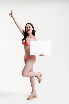 포토 JPG 스튜디오촬영 전신 여자 수영복 포즈 사각프레임 프레임 실내 한명 서기 웃음 들기 손짓 20대 성인 옆모습 여름휴가 바캉스 비키니 한국인 가리킴 알림 다리들기 웨지샌들 성인여자한명만 국내포토 1 옷 뷰포인트 신발 모션 휴가 표정 사람 동양인 청년 내부 사각형 여자한명만 성인여자만 파일형식 여름_계절