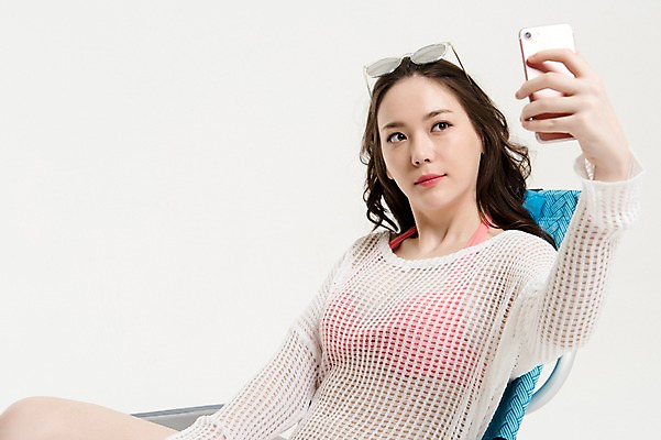 포토 JPG 스튜디오촬영 응시 여자 수영복 휴식 실내 한명 들기 앉기 상반신 20대 성인 옆모습 여름휴가 바캉스 스마트폰 비키니 선글라스 한국인 셀프카메라 비치베드 성인여자한명만 국내포토 1 시선 옷 안경 뷰포인트 컨셉 모션 휴가 사람 동양인 청년 내부 핸드폰 스마트기기 사진촬영 여자한명만 성인여자만 파일형식 여름_계절