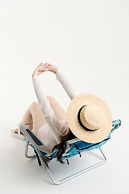 포토 JPG 스튜디오촬영 전신 모자 여자 수영복 포즈 실내 한명 앉기 20대 성인 옆모습 여름휴가 바캉스 비키니 한국인 기지개 비치베드 성인여자한명만 국내포토 1 잡화 옷 뷰포인트 모션 휴가 사람 동양인 청년 내부 여름 여자한명만 성인여자만 파일형식 계절 인종 여자만 성인만