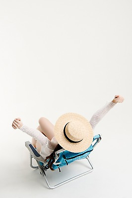 포토 JPG 스튜디오촬영 모자 여자 수영복 실내 한명 앉기 상반신 20대 성인 뒷모습 여름휴가 바캉스 비키니 한국인 기지개 비치베드 성인여자한명만 국내포토 1 잡화 옷 뷰포인트 모션 휴가 사람 동양인 청년 내부 여자한명만 성인여자만 파일형식 여름_계절