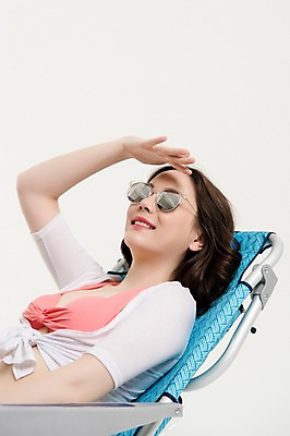 포토 JPG 스튜디오촬영 응시 여자 수영복 휴식 실내 한명 웃음 손짓 상반신 20대 성인 옆모습 여름휴가 바캉스 비키니 선글라스 눕기 한국인 비치베드 성인여자한명만 국내포토 1 시선 옷 안경 뷰포인트 컨셉 모션 휴가 표정 사람 동양인 청년 내부 여자한명만 성인여자만 파일형식 여름_계절