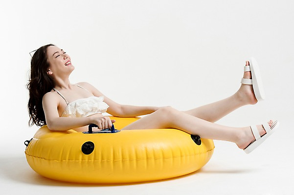 포토 JPG 스튜디오촬영 전신 여자 수영복 포즈 물놀이 슬리퍼 실내 한명 웃음 앉기 20대 성인 옆모습 여름휴가 바캉스 비키니 눈감음 한국인 튜브 성인여자한명만 국내포토 1 옷 뷰포인트 신발 모션 놀이 휴가 표정 사람 동양인 청년 내부 여자한명만 성인여자만 파일형식 여름_계절 인종 여자만 성인만