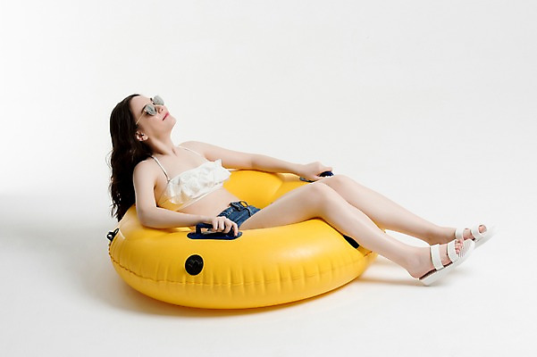 포토 JPG 스튜디오촬영 전신 여자 수영복 포즈 물놀이 슬리퍼 실내 한명 미소 앉기 20대 성인 옆모습 여름휴가 바캉스 비키니 선글라스 한국인 튜브 성인여자한명만 국내포토 1 옷 안경 뷰포인트 신발 모션 놀이 휴가 표정 사람 동양인 청년 내부 여자한명만 성인여자만 파일형식 여름_계절