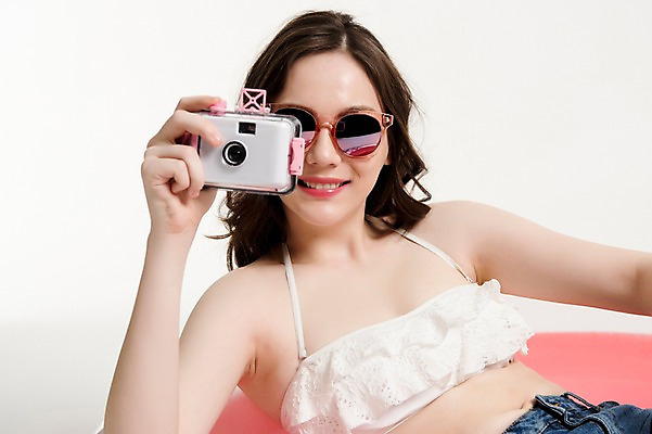 포토 JPG 스튜디오촬영 여자 수영복 물놀이 실내 한명 웃음 들기 앉기 상반신 20대 성인 앞모습 여름휴가 바캉스 비키니 선글라스 카메라 한국인 튜브 성인여자한명만 국내포토 1 옷 안경 뷰포인트 모션 놀이 휴가 표정 사람 동양인 청년 내부 전자제품 여자한명만 성인여자만 파일형식 여름_계절