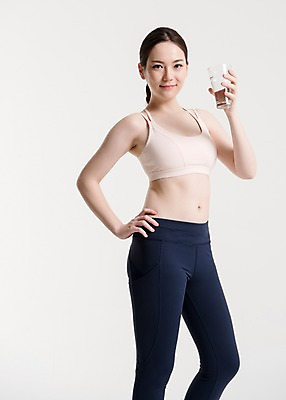 포토 JPG 스튜디오촬영 여자 허리손 포즈 실내 건강 한명 서기 미소 들기 손짓 상반신 20대 성인 앞모습 물 운동복 운동 건강관리 헬스 한국인 물컵 물마시기 생수물 성인여자한명만 국내포토 자연요소 1 옷 뷰포인트 모션 표정 관리 사람 동양인 청년 내부 컵 마시기 여자한명만 성인여자만 파일형식