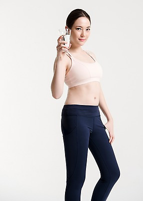 포토 JPG 스튜디오촬영 여자 포즈 실내 건강 한명 서기 미소 들기 손짓 상반신 20대 성인 옆모습 물 운동복 운동 건강관리 헬스 한국인 물컵 물마시기 생수물 성인여자한명만 국내포토 자연요소 1 옷 뷰포인트 모션 표정 관리 사람 동양인 청년 내부 컵 마시기 여자한명만 성인여자만 파일형식